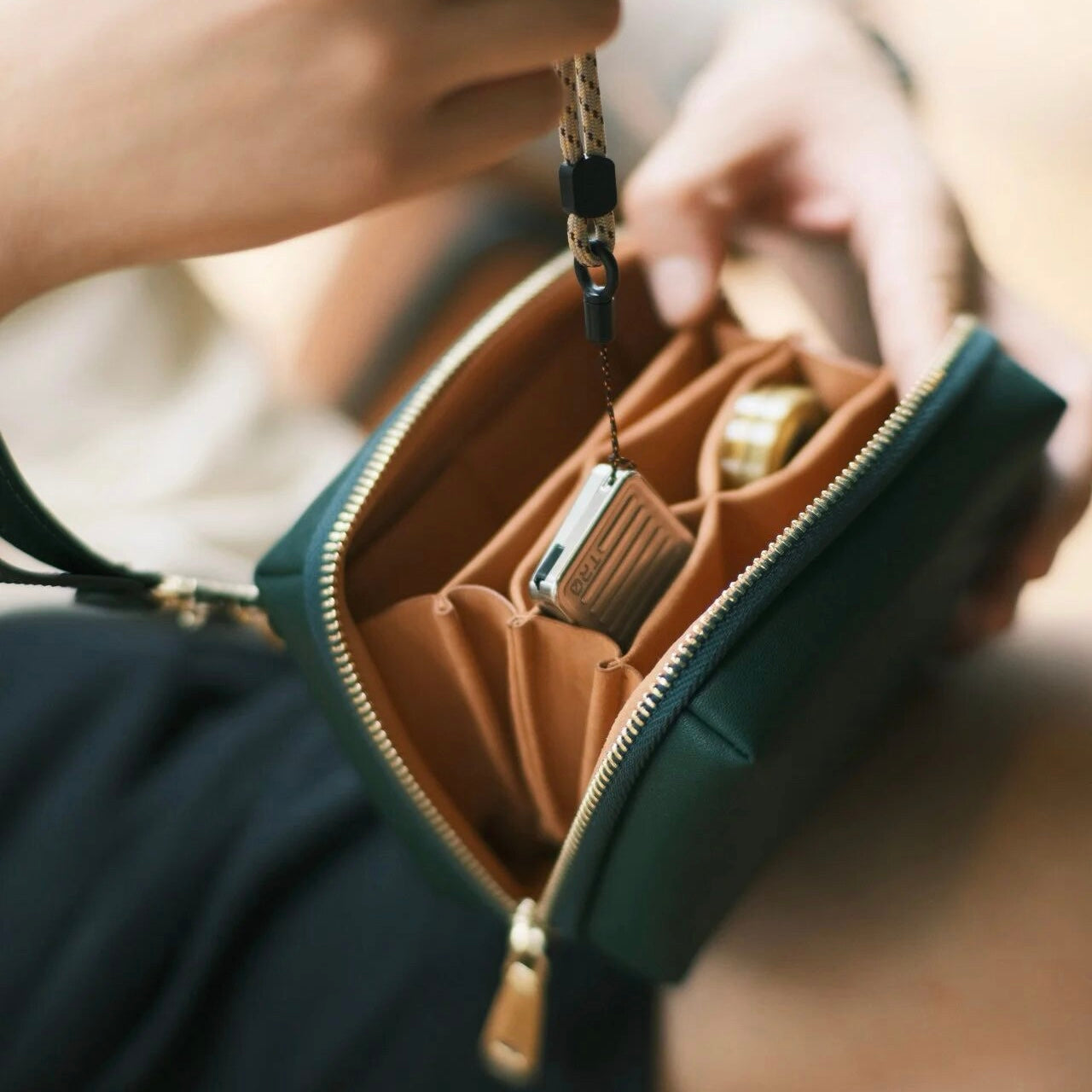 Nini M portable pouch