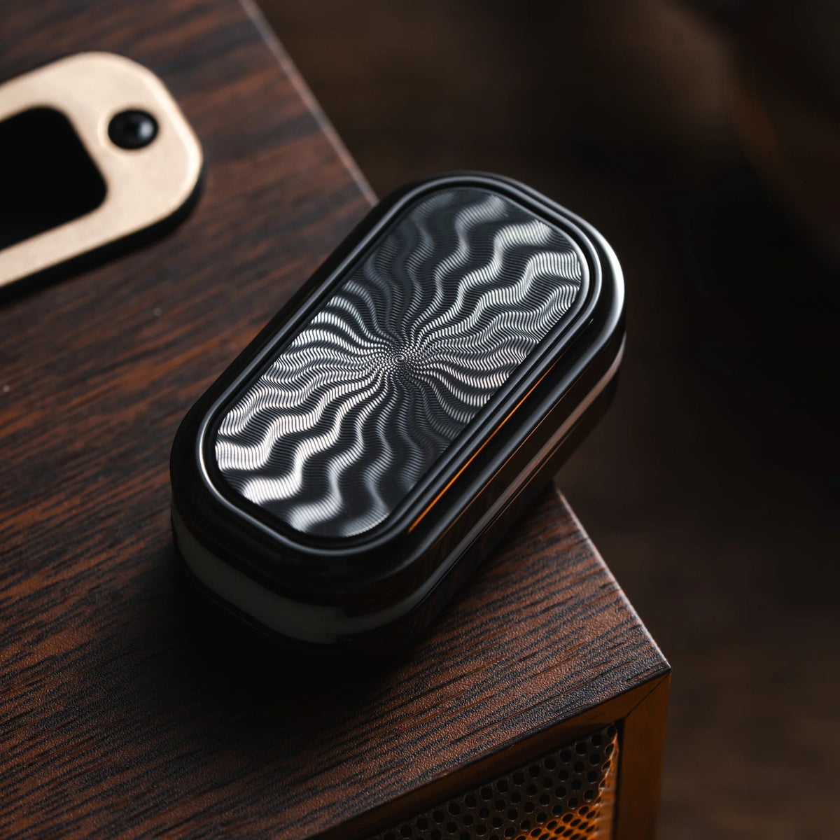 GUILLOCHE SLIDER